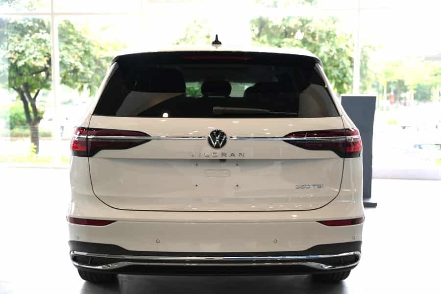 Đuôi xe Volkswagen Viloran với các đường cong mềm mại và hệ thống đá cốp phía sau