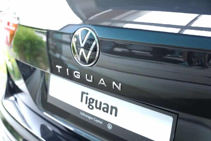 Logo đuôi xe nổi bật với thương hiệu Volkswagen ở giữa